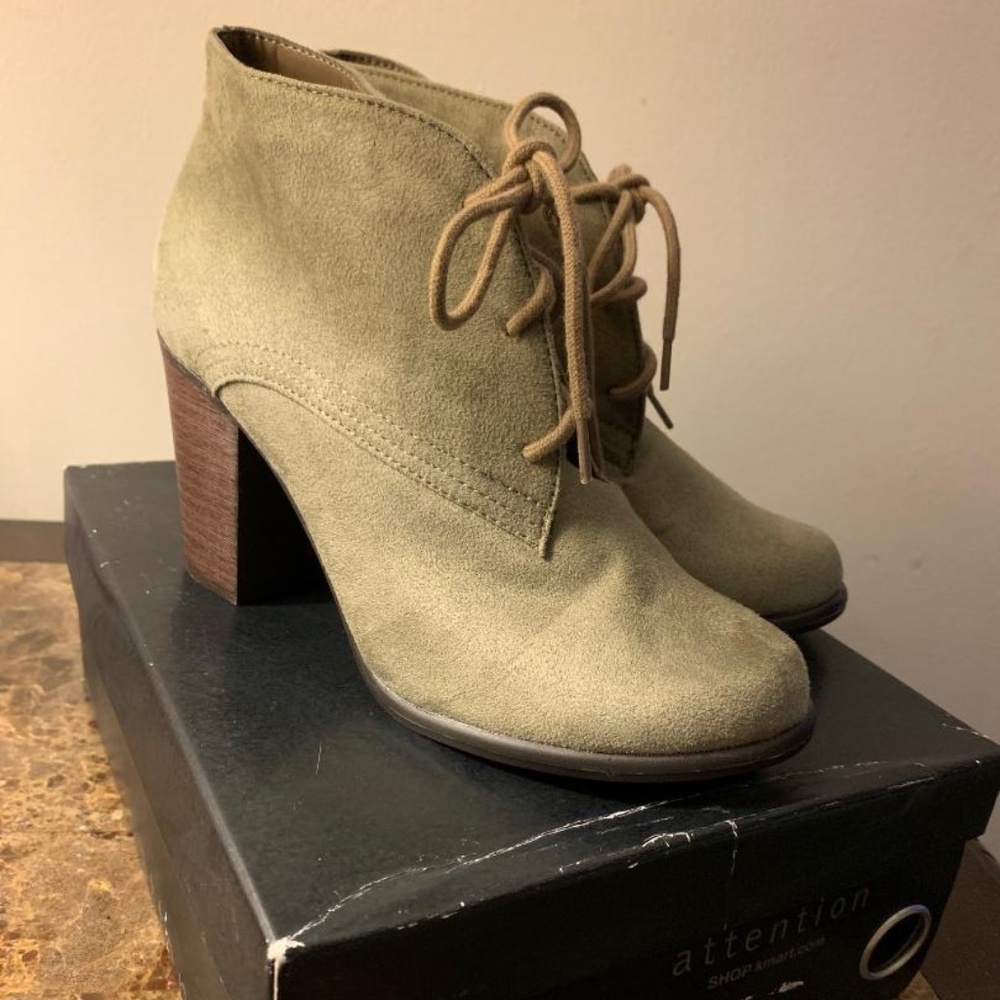 ATTENTION-Tan lace up ankle boots